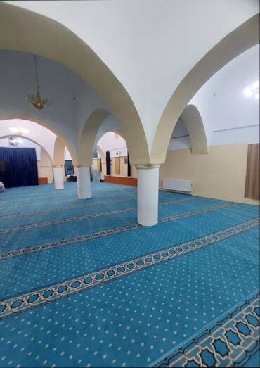 Döşəmə: Məscid üçün xalı – mavi rəngdə, namaz cərgələri üçün istiqamət xətləri