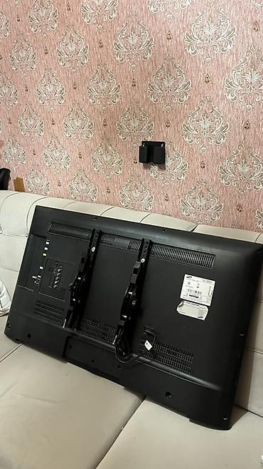 Televizorlar: Samsung LED televizor, təxminən 40–43 düym diaqonal. Şəkillərdə divar — 2