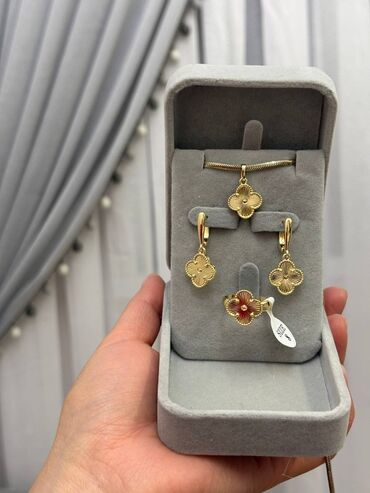 сереги: Набор украшений, состоящий из подвески на цепочке, пары серег и