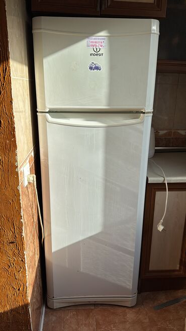 Mətbəx üçün digər texnika: Xarab 2 qapılı Indesit Soyuducu Satılır, rəng - Ağ, Təkərli