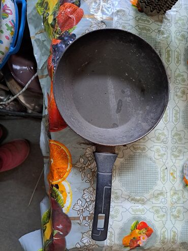 Сковородки: Антипригарные сковорода блестящая по 900 сомчерная уже продана. Яйца — 7