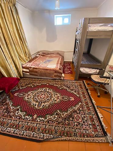 Продажа коттеджей и домов: Продаю дом в центре города Балыкчы. Рядом городская больница, вещевой — 9