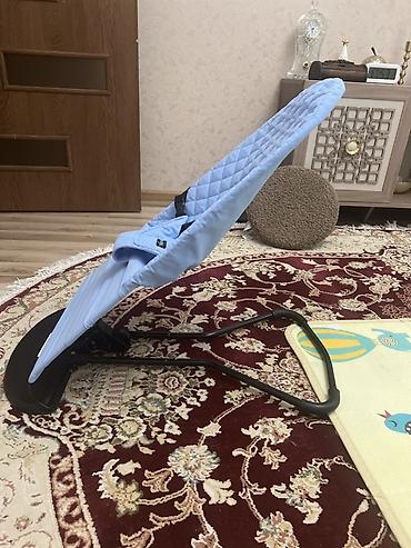 Ev və bağ: Uşaq üçün yelləncək/bauncer kreslosu - Rəng: açıq mavi, romb naxışlı — 1