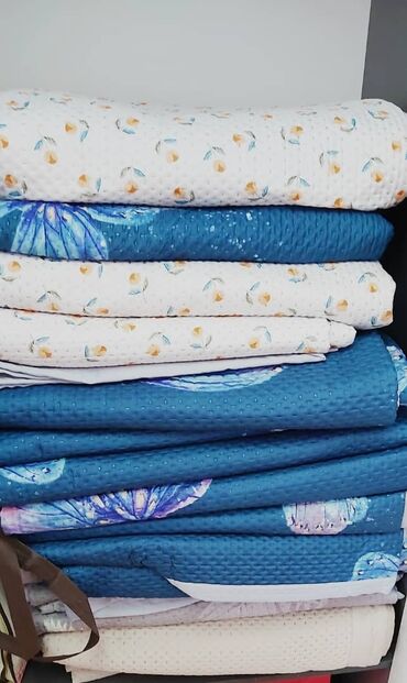 синее постельное белье: Продаются одеяла-покрывала, состав: хлопок, вискоза, бумазея