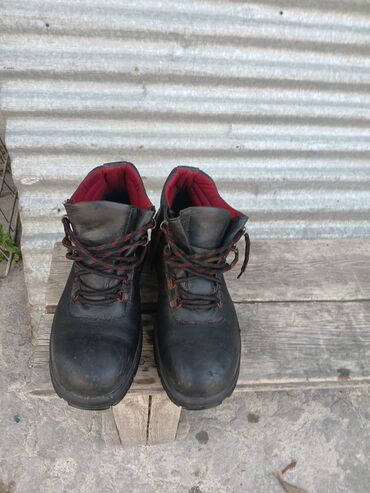 Botinkalar: Qara rəngli, bağcıqlı iş çəkmələri. İç hissəsi bordo rəngdədir. Sənaye