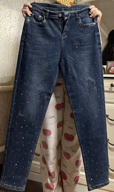 женские джинсовые шорты с завышенной талией: Женские джинсы со стразами из плотного тёмно‑синего денима. Размер 30