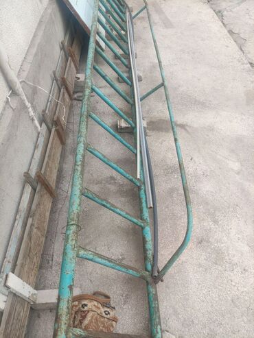 продажа перил для лестниц: Продаю лестницу 5.3 метра в длину Сделана из советского металла, с