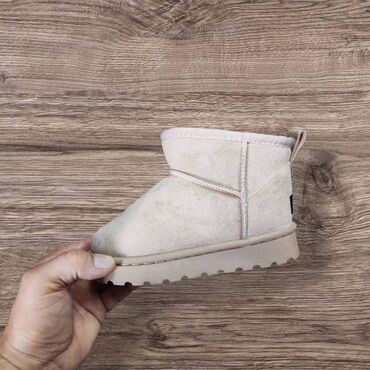 Ugg čizme: Ugg dečije čizmice crne krem kamel NOVO Novo Brojevi 35 do 36 fb — 5