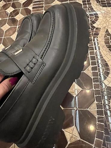 Mokasin və loferlər: Tommy Jeans qadın loaferləri - Rəng: qara - Material: hamar dəridən — 2