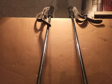 Oprema za skijanje: Četiri para skija različitih dužina i stanja. Detaljnije u — 5