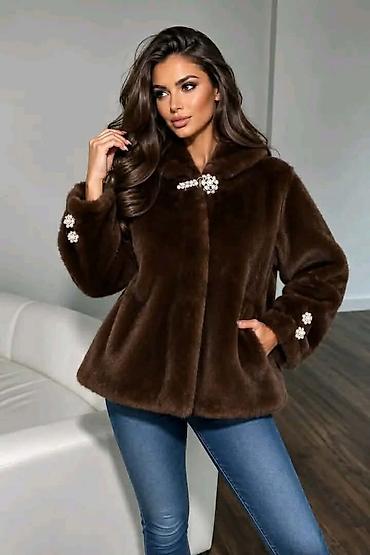 Krzneni kaputi: Ženska bunda od veštačkog krzna sa kapuljačom - Model: kratka bunda — 2