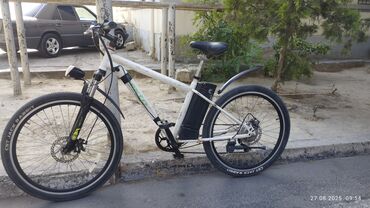 velosiped şəkilləri: Ağ rəngdə, disk əyləcli və geniş təkərli elektrik velosiped. CST JACK