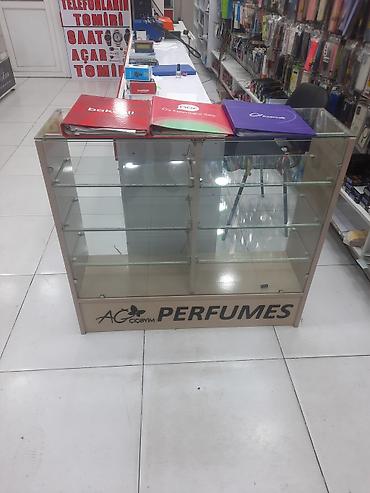 mağaza ucun vitrin: Şüşə vitrin stend - Material: ön və yan panellər tam şüşə, karkas — 2