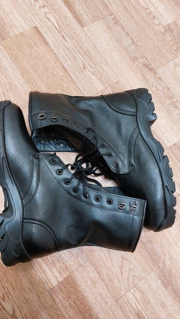 черные мужские ботинки: Продаю новые зимние утепленные берцы. Размер 44