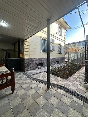 Продажа коттеджей и домов: Продаю срочно ДВА дома, на одном участке. Район : Пишпек (за Роял — 2