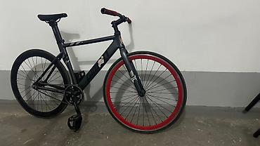 Городские велосипеды: Велосипед Fixed Gear в черном цвете с красными ободами — 8