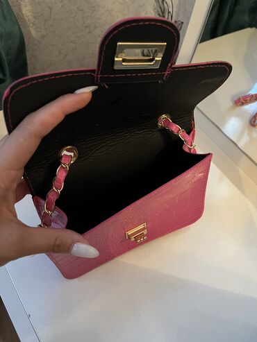 Çantalar: Çoxu yenidir digərləri də az istifadə olunub. Hər biri 5 azn. Çox — 2