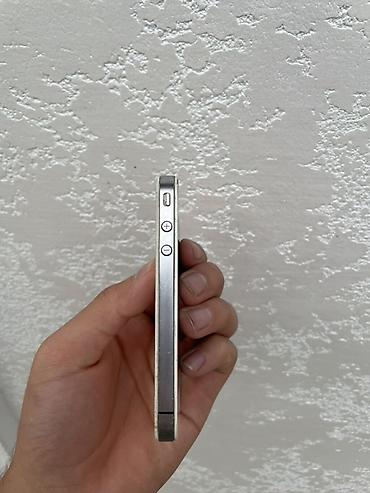 Мобильные телефоны: IPhone 4, белый, 3.5" Retina, корпус из стекла и стали. На экране — 6