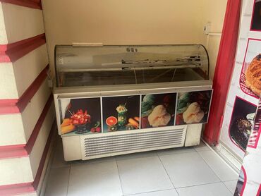 soyuducu dolab: Vitrin soyuducu, məhsulları sərin və görünən şəkildə saxlamaq üçün
