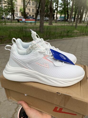 Кроссовки и спортивная обувь: Пекин фабричный оригинал белый 38,39 размер 
Черный 39 размер