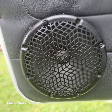 VAZ (LADA): LADA Niva 4x4, ağ rəng, 3 qapılı kuzov. Xüsusiyyətlər: - Tam — 28