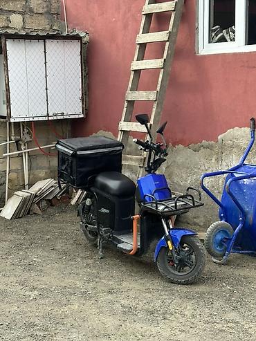 arxa panel: Elektrik çatdırılma skuteri - Rəng: mavi/qara - Yanacaq növü — 1