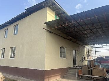 земельный участок и дом: Продаётся двухэтажный жилой дом с большим двором и садом. Участок — 3