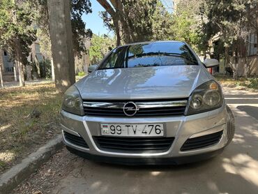 Gümüşü rəngdə Opel Astra beşqapılı hetçbek. İqtisadi və praktik