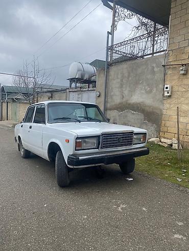ucuz avto: VAZ 2107 sedan – klassik dizaynlı, ağ rəngdə. - Kuzov: 4 qapılı — 5