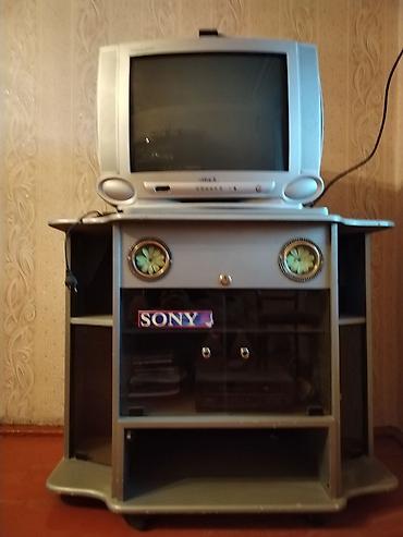 Kompakt kineskop televizor və təkərli TV stendi dəsti. Televizor: -