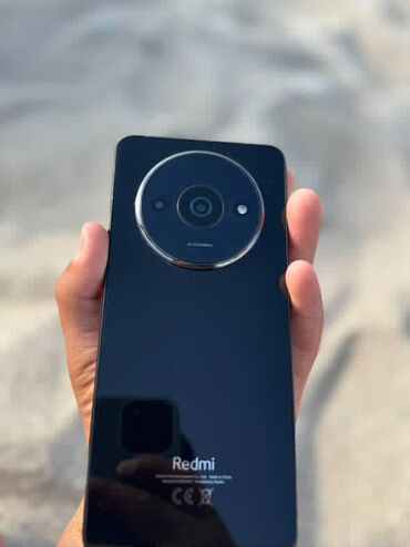 скупка модем: Смартфон Redmi черного цвета с глянцевой задней панелью. Оснащен