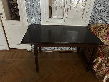 Klassik üslubda, tünd rəngli yemək/otaq masası. - Material: ağac (üst