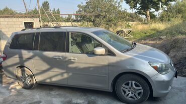 купить двигатель д 245: Минивэн Honda Odyssey серебристого цвета, представленный на