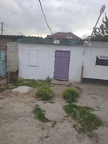 Үйлөр: Продаётся кв барачного типа из 3х комнат.Имеется вода Аристон.Газовая — 1