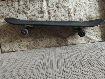 Nərdlər: Skateboard (klassik street/park tipli) - Gövdə: tam ölçülü, simmetrik