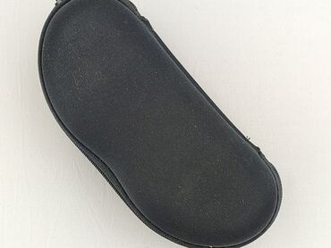 Czarne etui na okulary, wykonane z twardego materiału, zapewniające