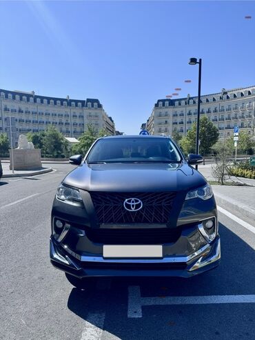 QAZ: Toyota Fortuner SUV - Kuzov: tam ölçülü 7 yerlik SUV, tünd boz