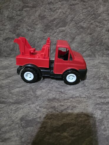 Oyuncaqlar: Uşaq oyuncaqları paketi – müxtəlif fiqurlar və aksesuarlar Tərkib: - — 11