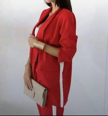 rang sakoi: Ženski komplet – crveni blejzer i pantalone sa belim detaljima - — 1