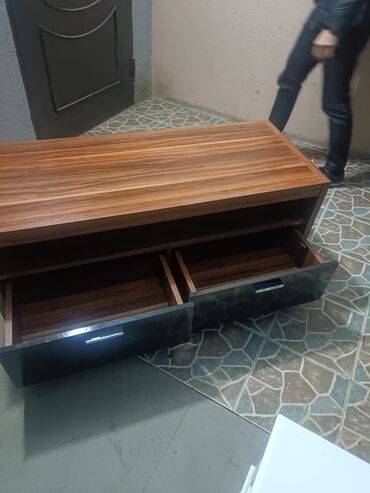 Düz TV altlığı, Polkasız, Laminat
