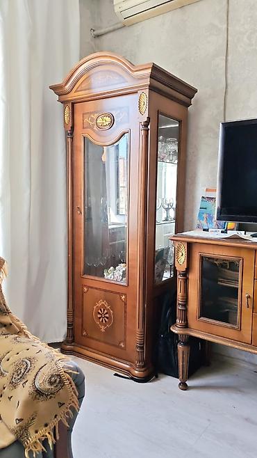 Klassik üslubda qonaq otağı mebel dəsti Tərkibi: - Şüşəli vitrin