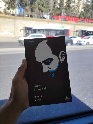 Vüqar Biləcərinin "Qərib Xəyal" adlı kitabıdır. Qara üz qabığına ağ və