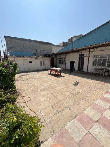 Həyət evləri və villaların satışı: 3 otaq həyət evi. Qaraj və həyəti var. Qaraja 2 maşın yerləşir — 13