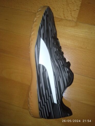 ucuz futbol ayakkabısı: 35 manat. Originaldır, 1 defe istifadə olunubdur. Almanyadan alınıb