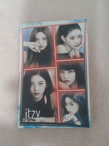 ad yazilan sekiller: ITZY temalı qeydlik/defter - Qapaq: ITZY qrupunun foto kollajlı ön