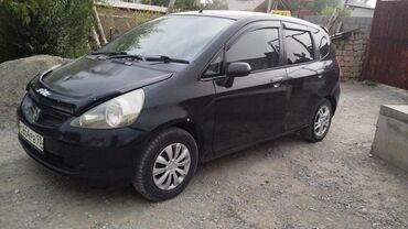 полицейская машина: Компактный черный хэтчбек Honda Fit, идеально подходящий для городской