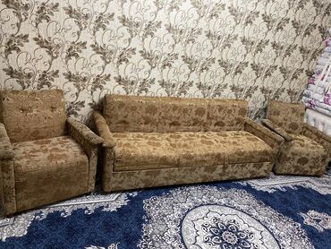 диван и два кресла: Диван-кровать, цвет - Бежевый, Б/у
