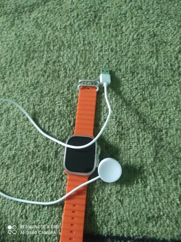 apple watch se цена бишкек: Умные часы в серебристом корпусе с оранжевым ремешком. В комплекте