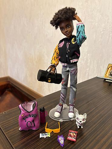 Qiymət: 45 AZN Monster High temalı oğlan kuklası və aksesuar seti. -