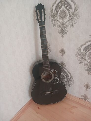 Klassik gitara satılır